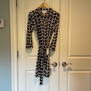 Donna Morgan New low cut long sleeved dress